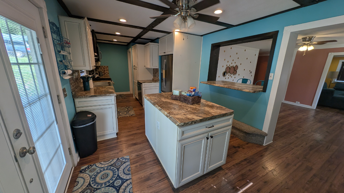 Cozy One bed One bath main floor apartment - Photo 3