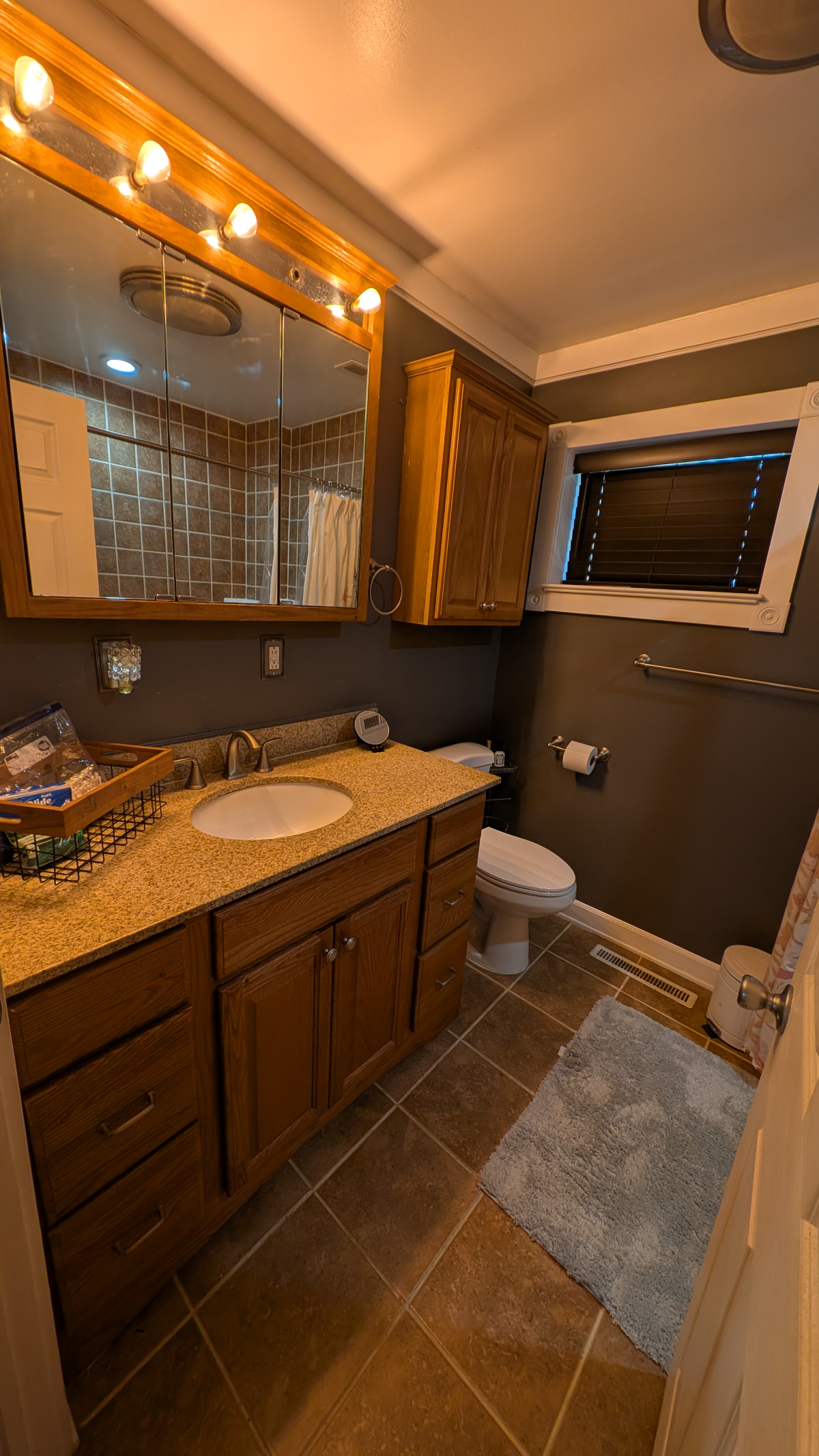 Cozy One bed One bath main floor apartment - Photo 11