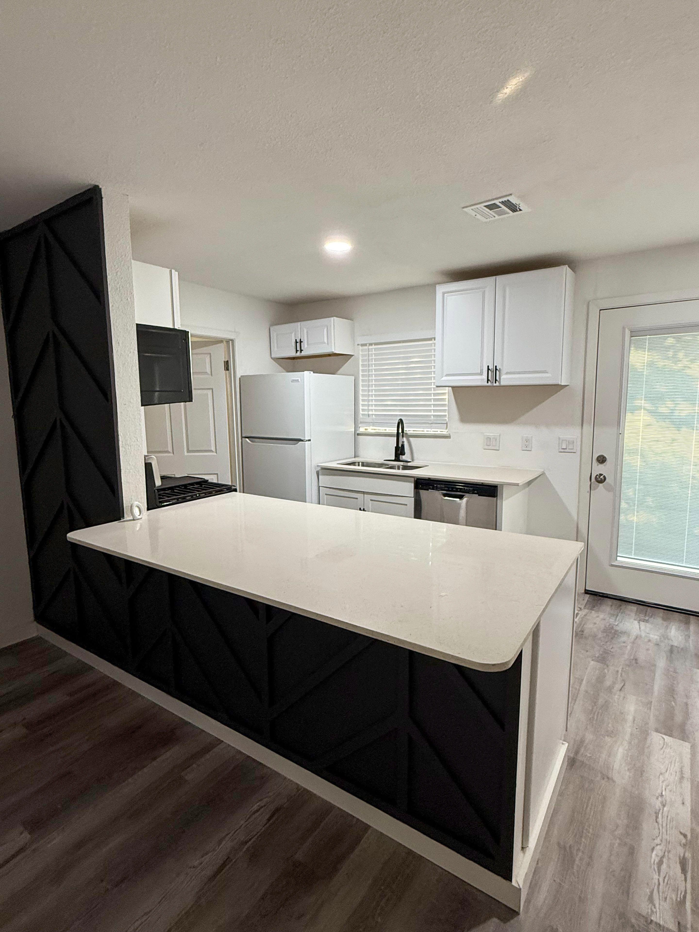 Renovated East Austin Rooms for Rent | No Move-In Fee Utilities Included | Close to Tesla & Samsung - Photo 1