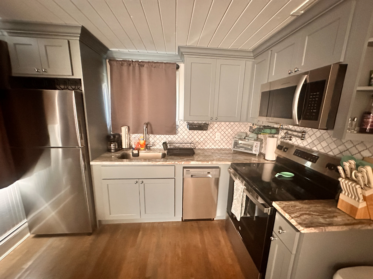 2018 Kanawha Blvd East Riverfront Studio Retreat, Steps from WV State Capitol - Photo 4