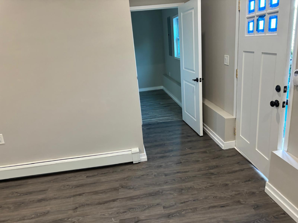 Private entrance, one bedroom, bathroom and kitchen in Oceanside, Ny - Photo 2