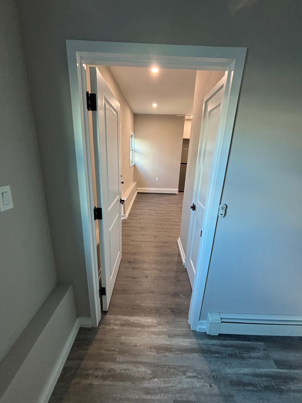 Private entrance, one bedroom, bathroom and kitchen in Oceanside, Ny - Photo 3