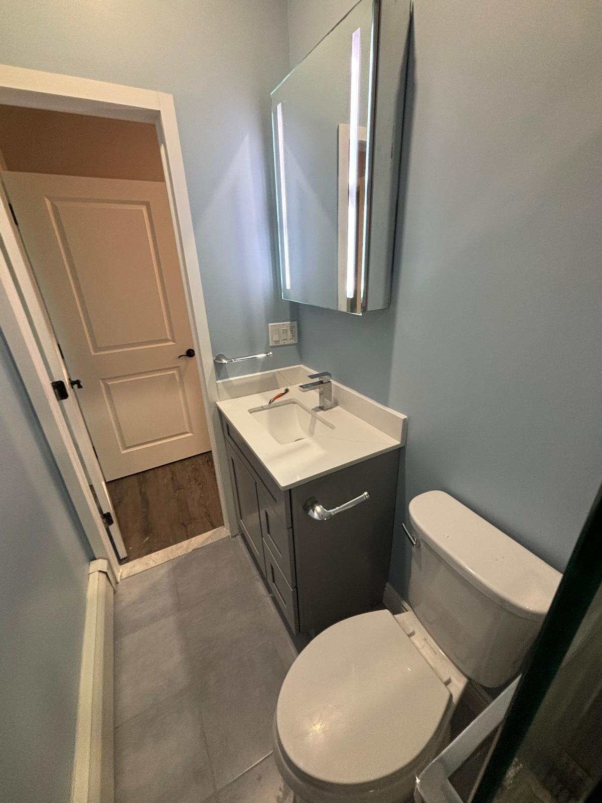 Private entrance, one bedroom, bathroom and kitchen in Oceanside, Ny - Photo 4