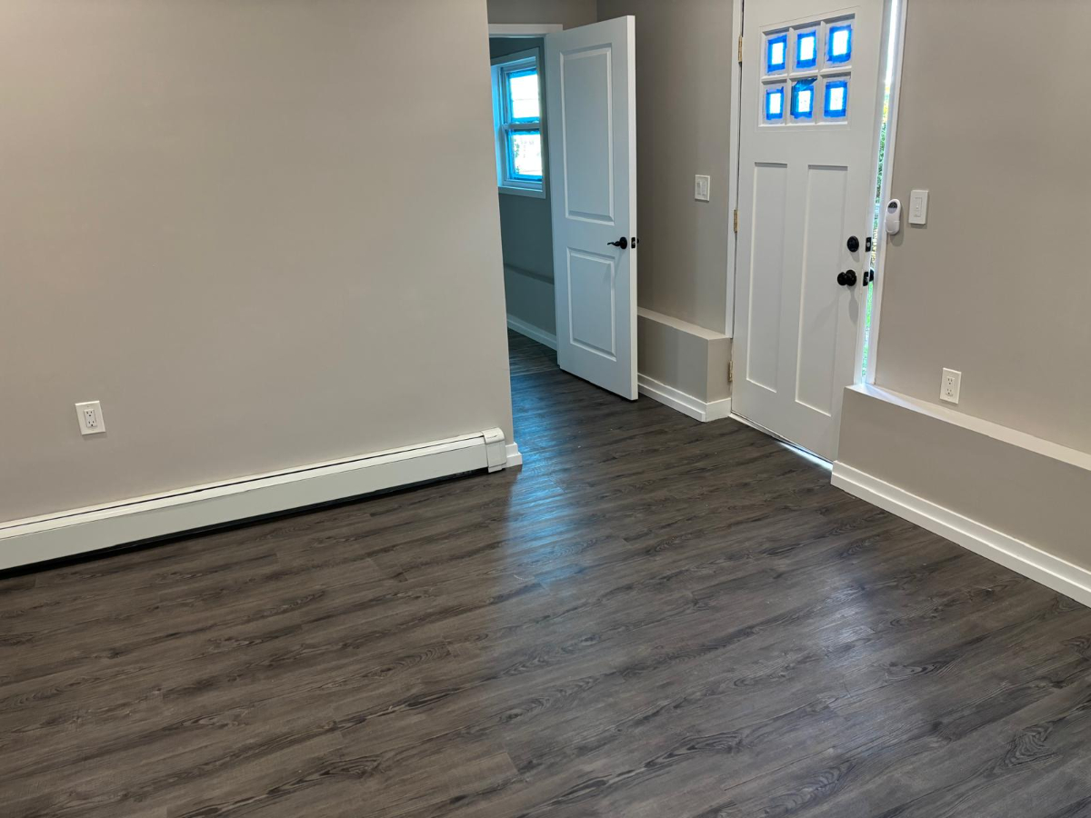 Private entrance, one bedroom, bathroom and kitchen in Oceanside, Ny - Photo 5