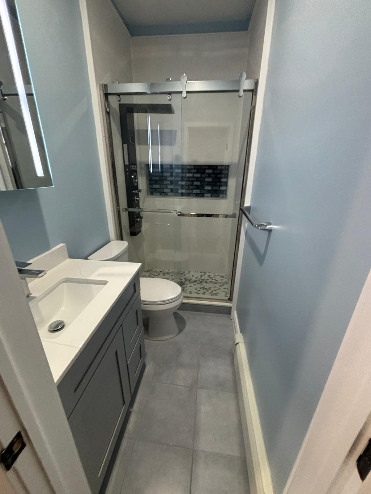 Private entrance, one bedroom, bathroom and kitchen in Oceanside, Ny - Photo 6