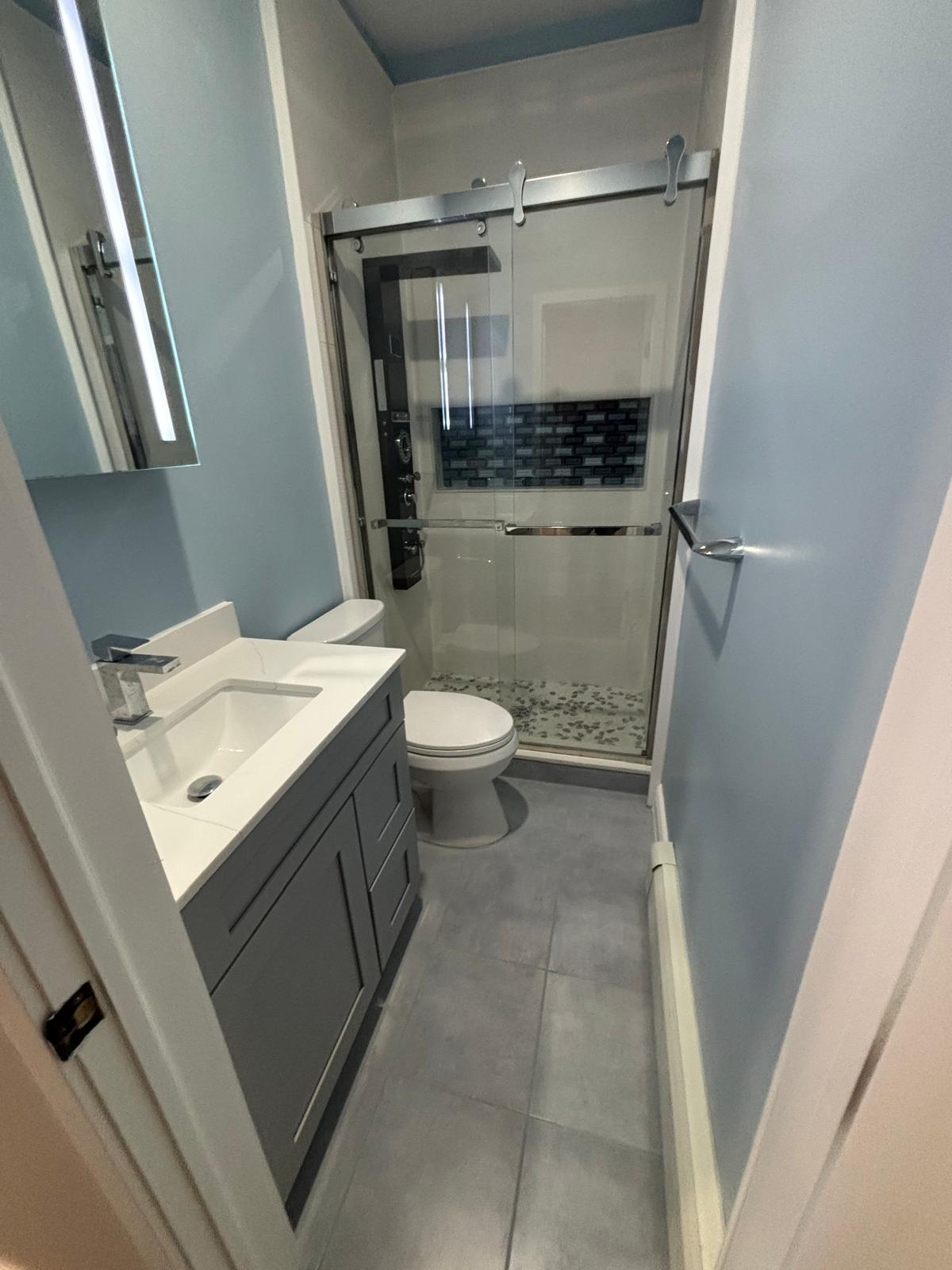 Private entrance, one bedroom, bathroom and kitchen in Oceanside, Ny - Photo 7