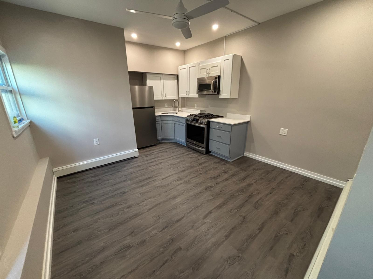 Private entrance, one bedroom, bathroom and kitchen in Oceanside, Ny - Photo 8