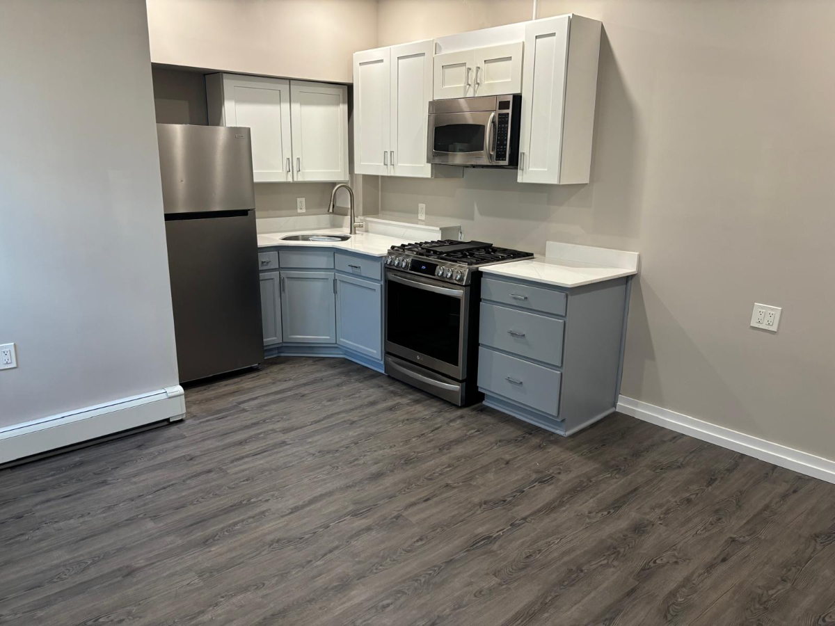 Private entrance, one bedroom, bathroom and kitchen in Oceanside, Ny - Photo 9