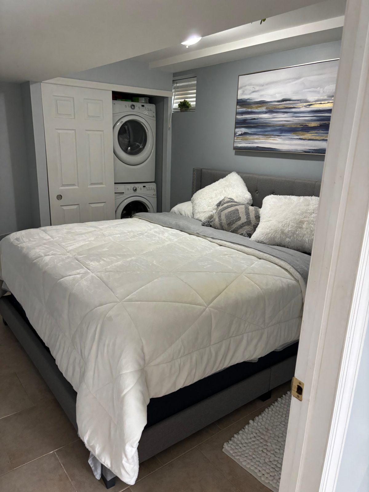 Modern private 1 bedroom suite, fully furnished, quiet and close to every hospital - Photo 3