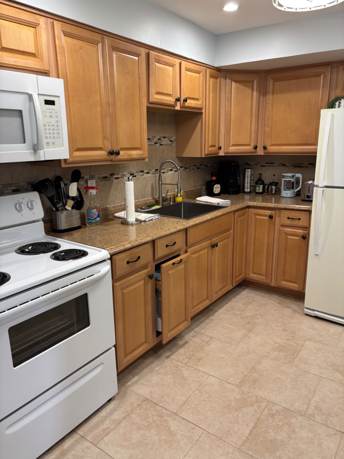 Modern private 1 bedroom suite, fully furnished, quiet and close to every hospital - Photo 2