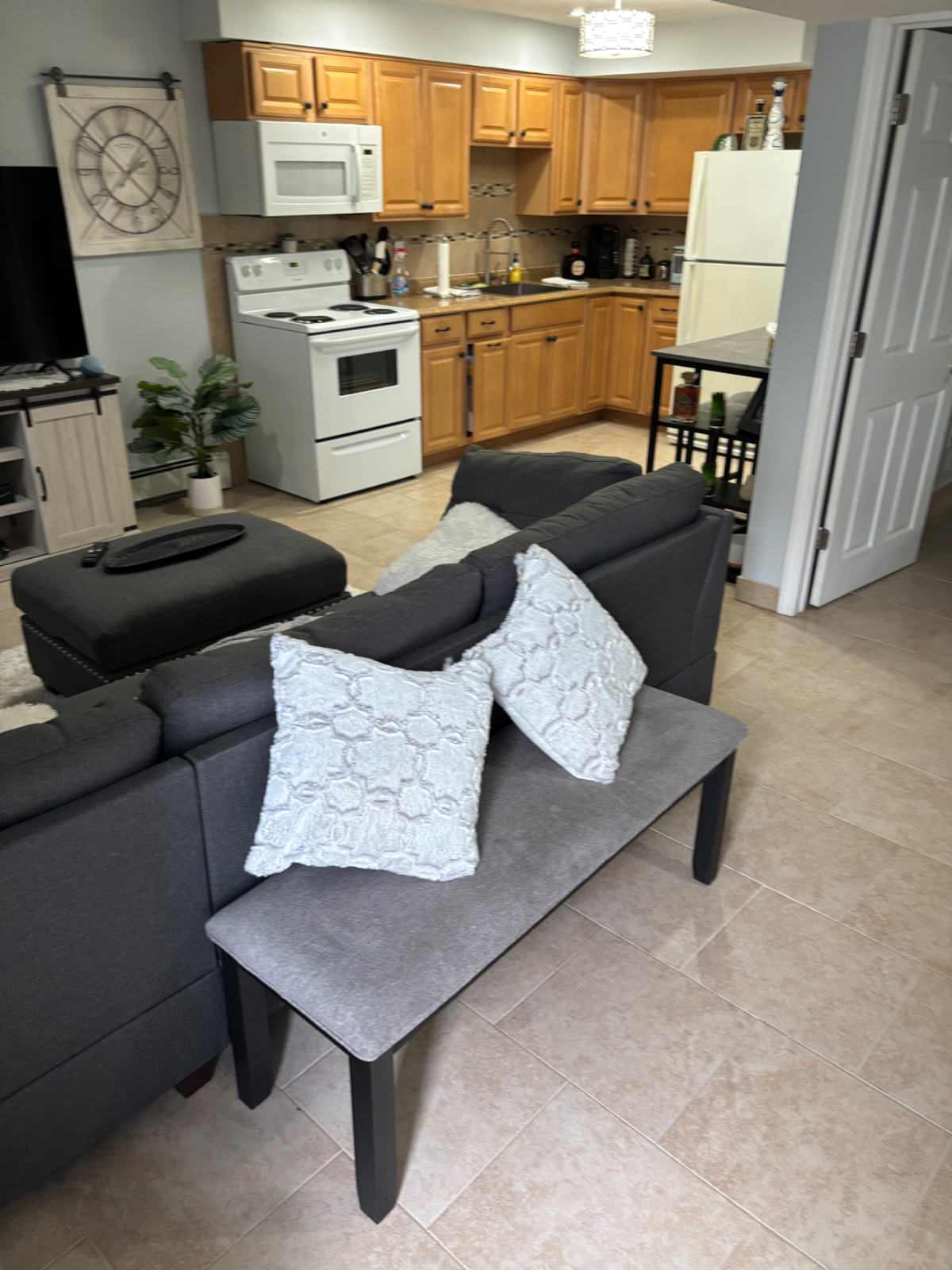Modern private 1 bedroom suite, fully furnished, quiet and close to every hospital - Photo 8