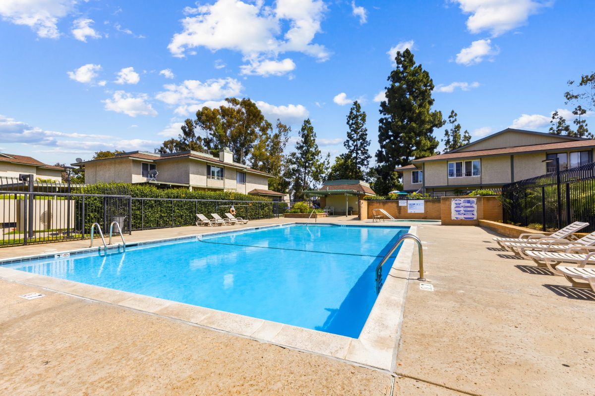 San Diego 3BR: King bed, In-Unit W/D, Parking, Pets OK, Pool - Photo 2
