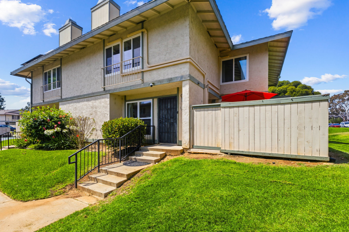 San Diego 3BR: King bed, In-Unit W/D, Parking, Pets OK, Pool - Photo 3