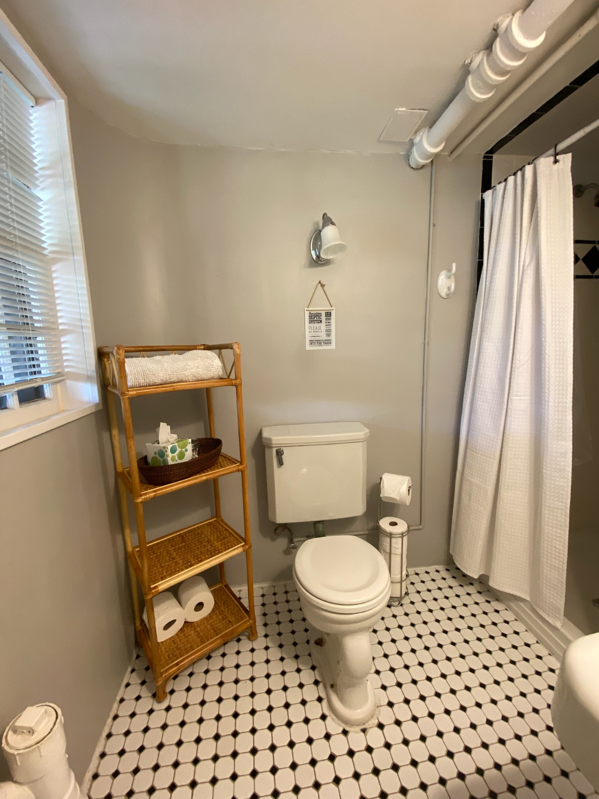 Charming one Bedroom with Free Parking on Premisses - Photo 3
