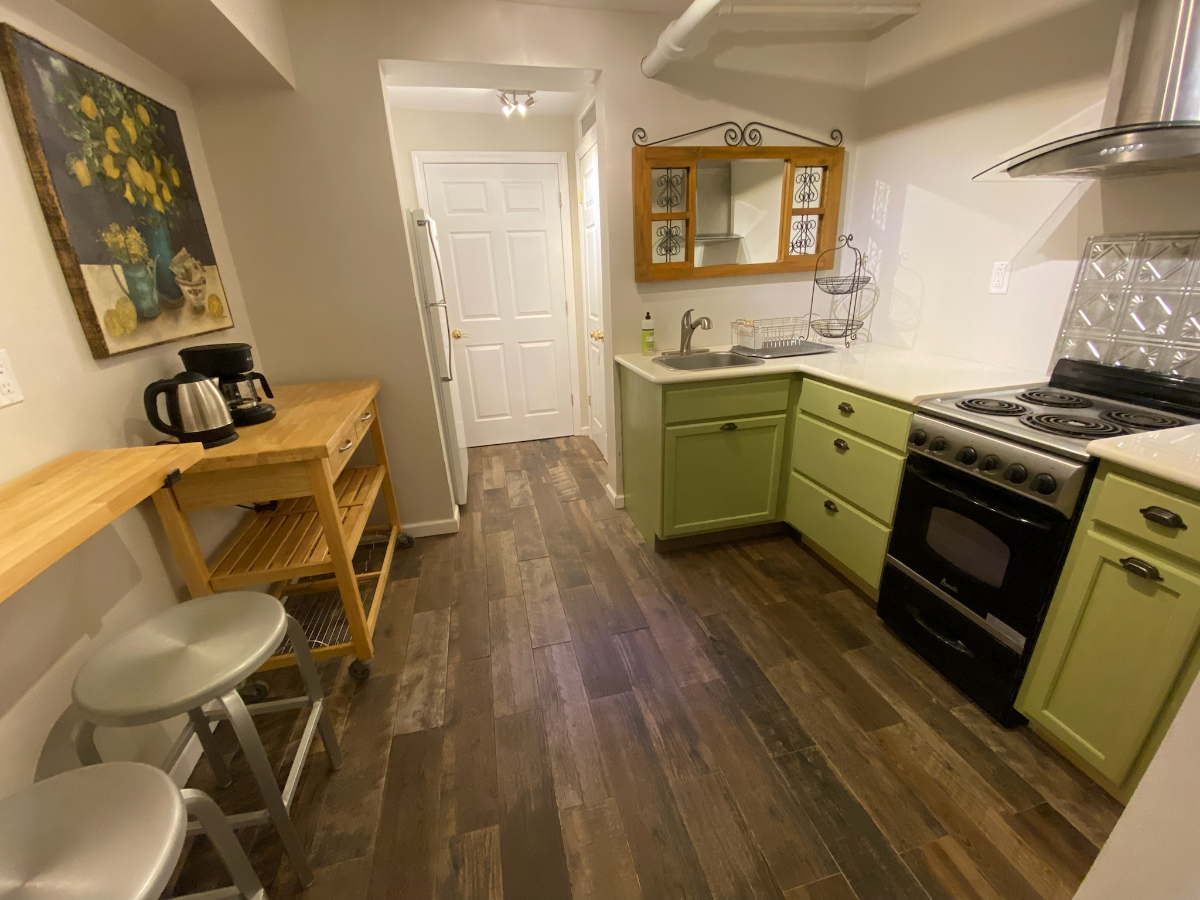 Charming one Bedroom with Free Parking on Premisses - Photo 4