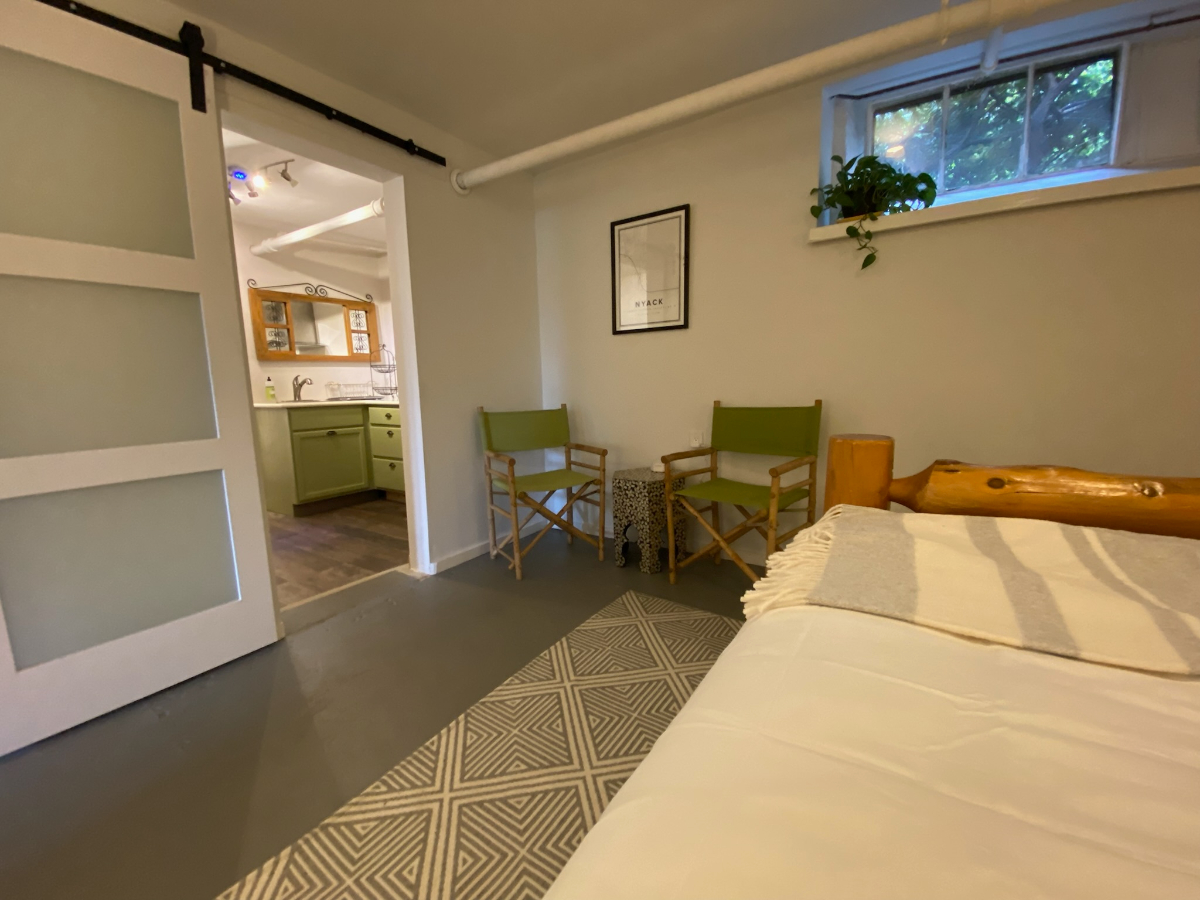 Charming one Bedroom with Free Parking on Premisses - Photo 6