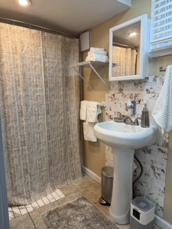 Cozy, Modern, Private Rooms 7 mins to UofR Strong Hospital, Highland & 14 mins to RGH, Unity - Photo 9