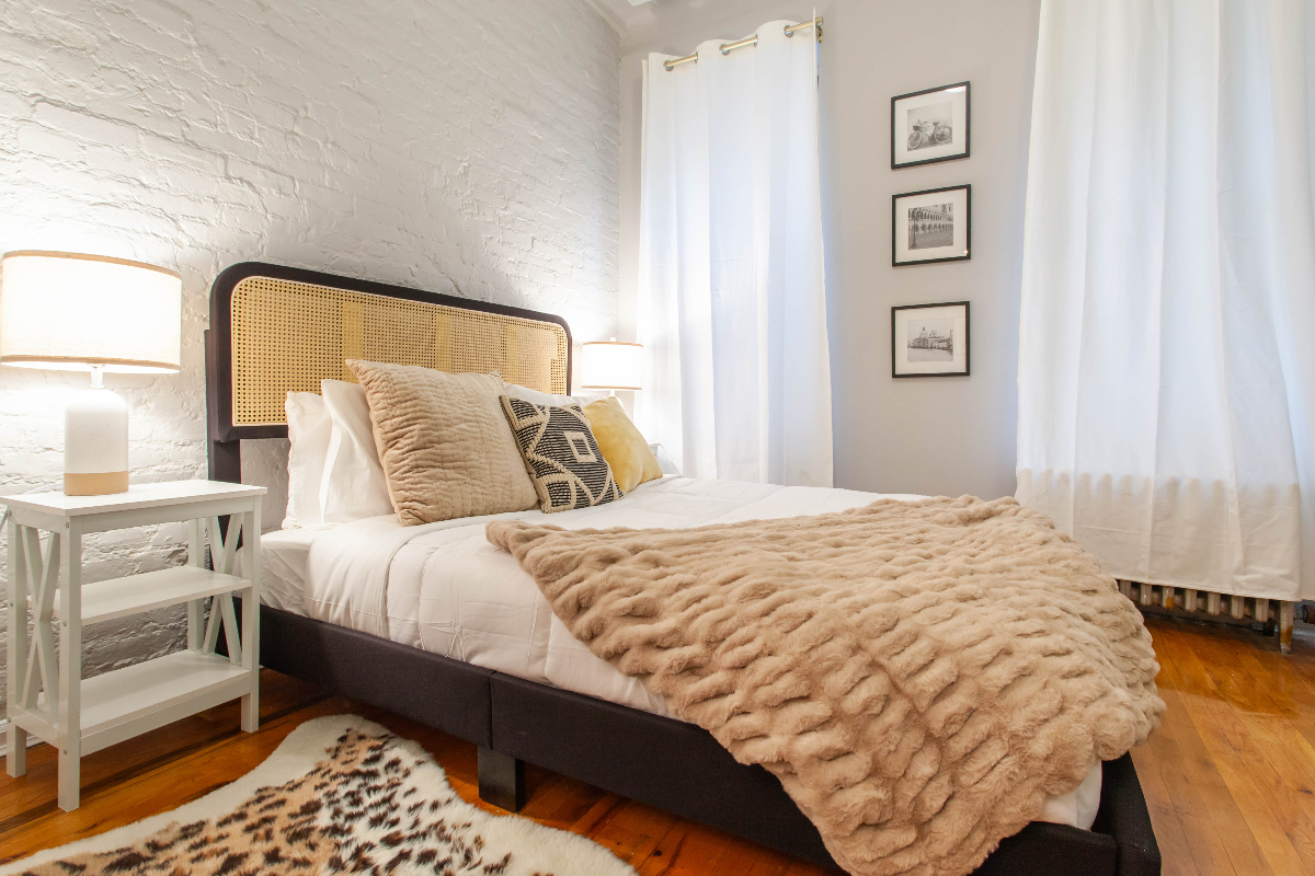 Designers 1 bedroom on the Upper East Side - Photo 2
