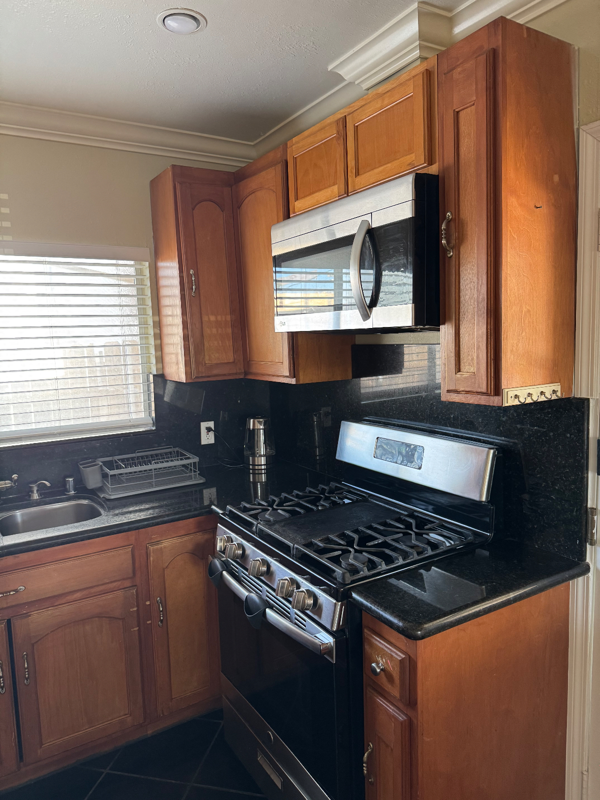 Spacious 2 Storey Rental In North Park With All Utilities Included Near Major Hospitals And Downtown - Photo 5