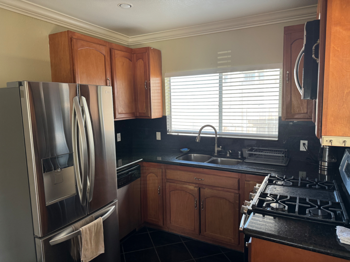Spacious 2 Storey Rental In North Park With All Utilities Included Near Major Hospitals And Downtown - Photo 4