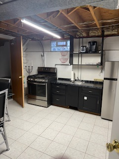 Cozy 1 or 2 Bed Basement Apartment with Fireplace, Backyard Access & Driveway Parking - Photo 2