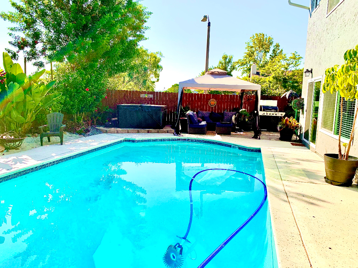 4BR Executive Home with Pool and Hot Tub in Quiet Safe San Diego Neighborhood - Photo 3