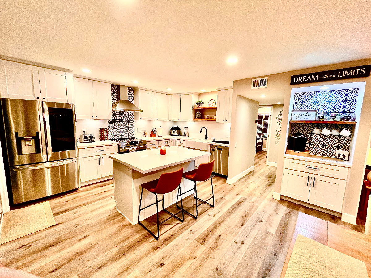 4BR Executive Home with Pool and Hot Tub in Quiet Safe San Diego Neighborhood - Photo 4