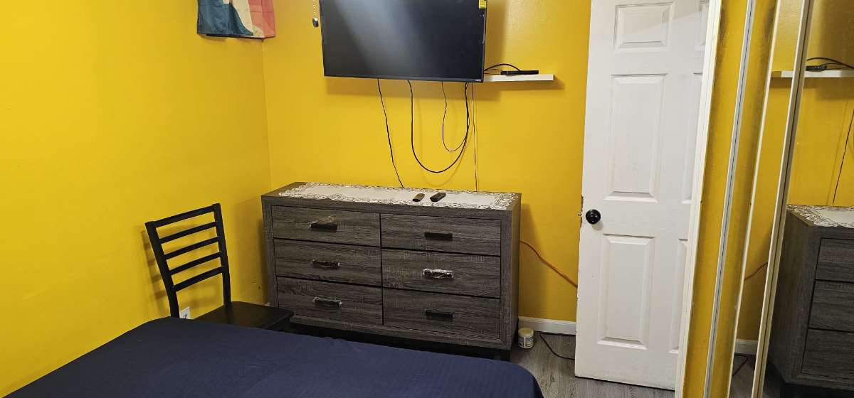 Comfortable 2-Bed, 1-Bath Apartment With Kitchen Extras and Easy Street Parking - Photo 2