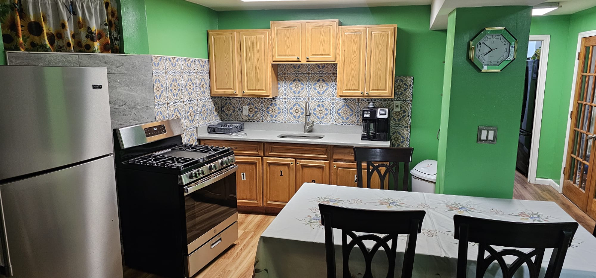 Comfortable 2-Bed, 1-Bath Apartment With Kitchen Extras and Easy Street Parking - Photo 9