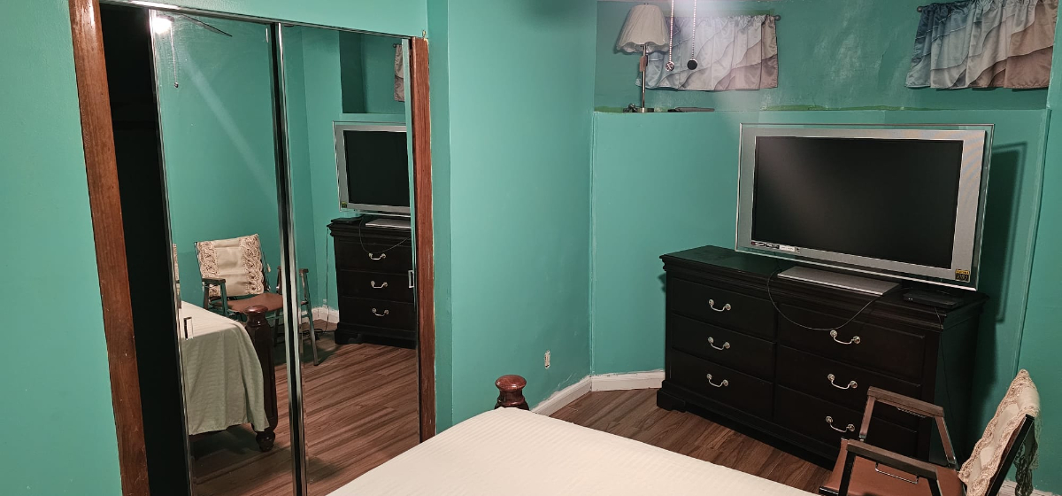 Comfortable 2-Bed, 1-Bath Apartment With Kitchen Extras and Easy Street Parking - Photo 11