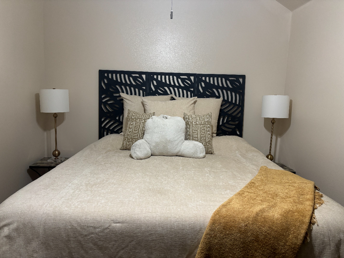 Spacious King Room with Private Bath & Garage Parking in Shared Home -- Flexible Lease Term Room 1 - Photo 2