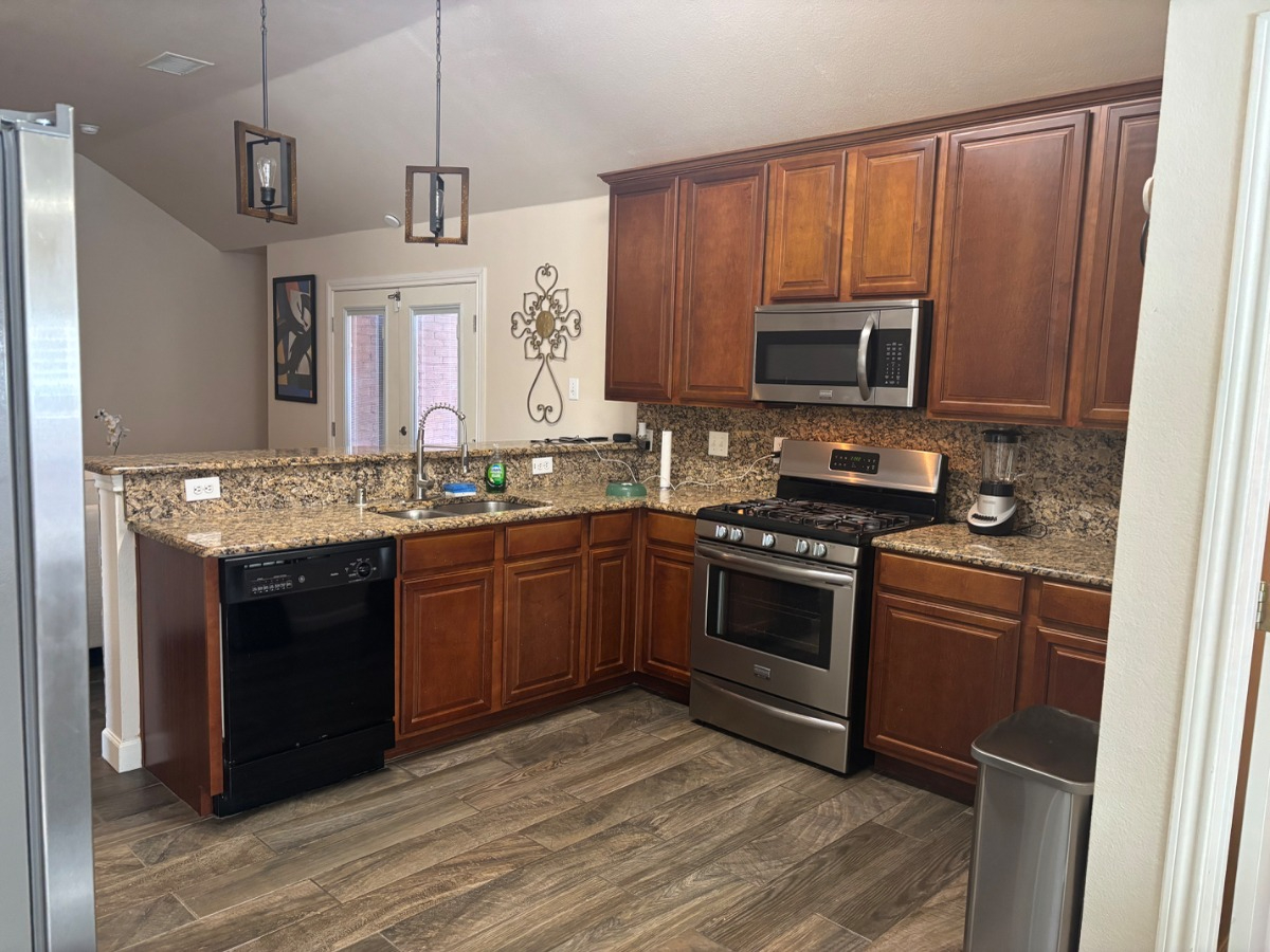 Spacious King Room with Private Bath & Garage Parking in Shared Home -- Flexible Lease Term Room 1 - Photo 4