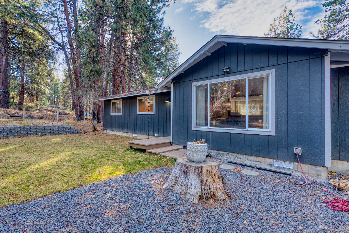 Peaceful 3BR Near Bend. Modern, Forested, Perfect for Remote Workers & Families - Photo 3