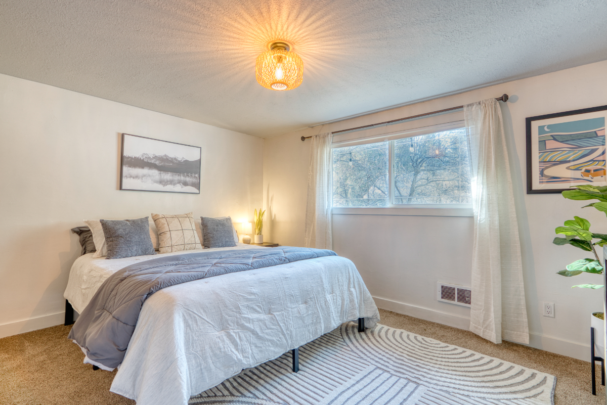 Peaceful 3BR Near Bend. Modern, Forested, Perfect for Remote Workers & Families - Photo 5