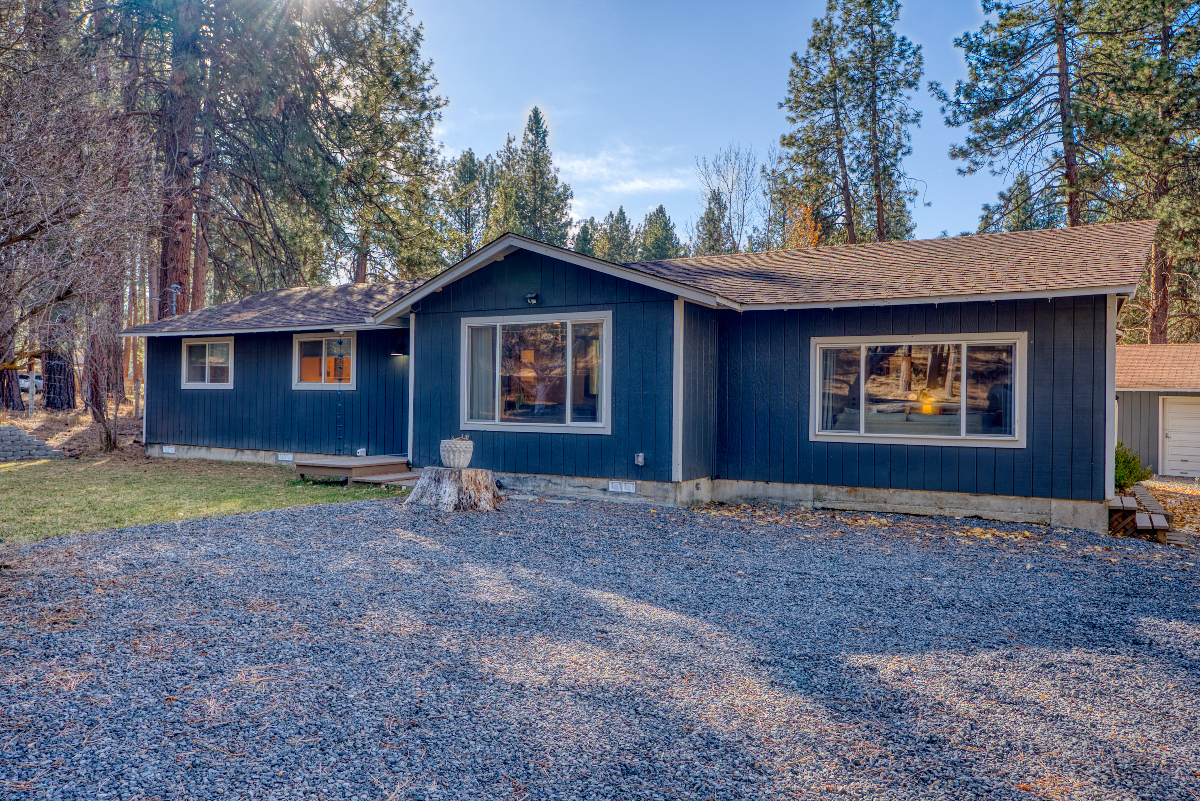 Peaceful 3BR Near Bend. Modern, Forested, Perfect for Remote Workers & Families - Photo 2