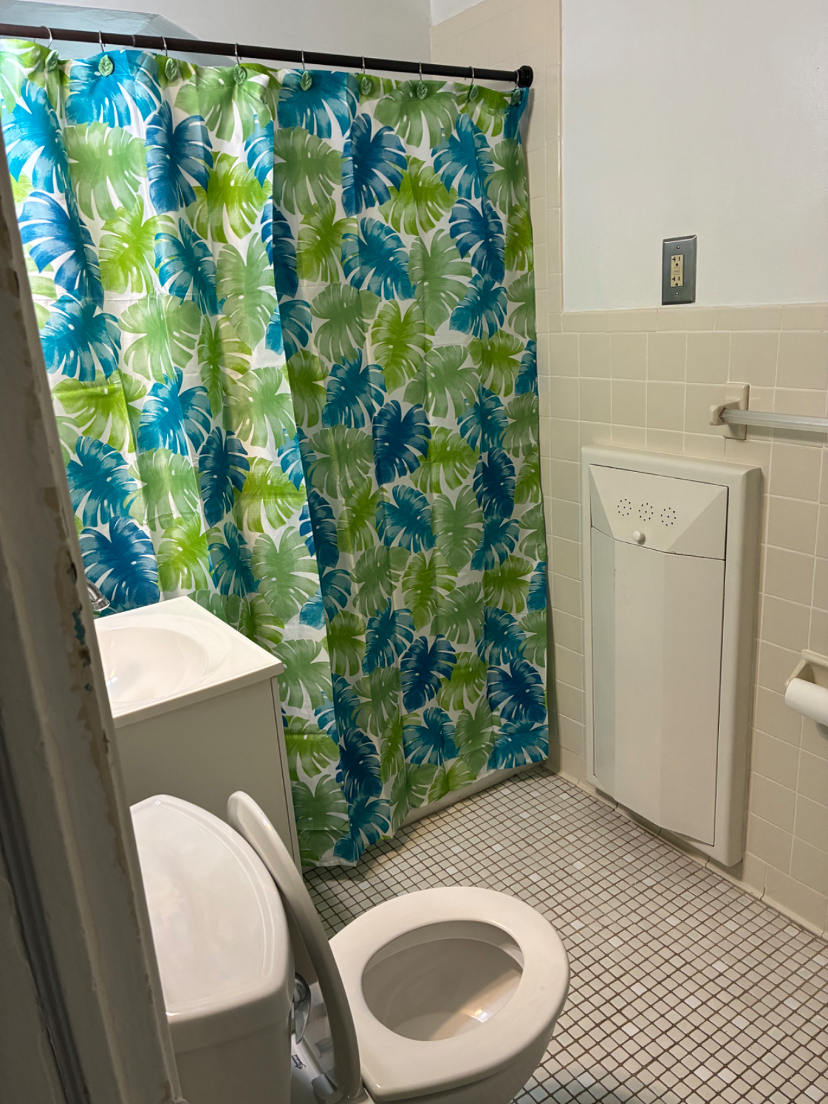 located near transportation to nearby hospitals - Photo 2