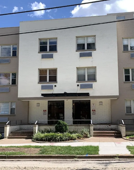 Beautiful Renovated Secure Condo, Close to multiple hospitals - Photo 11