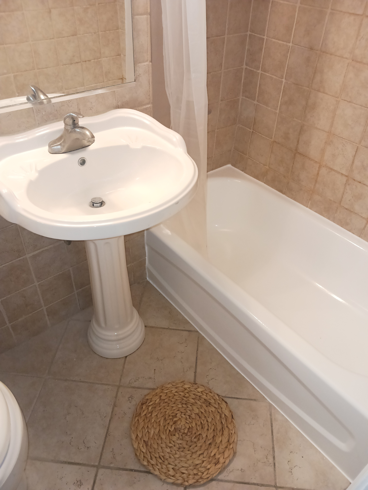 Beautiful Renovated Secure Condo, Close to multiple hospitals - Photo 9