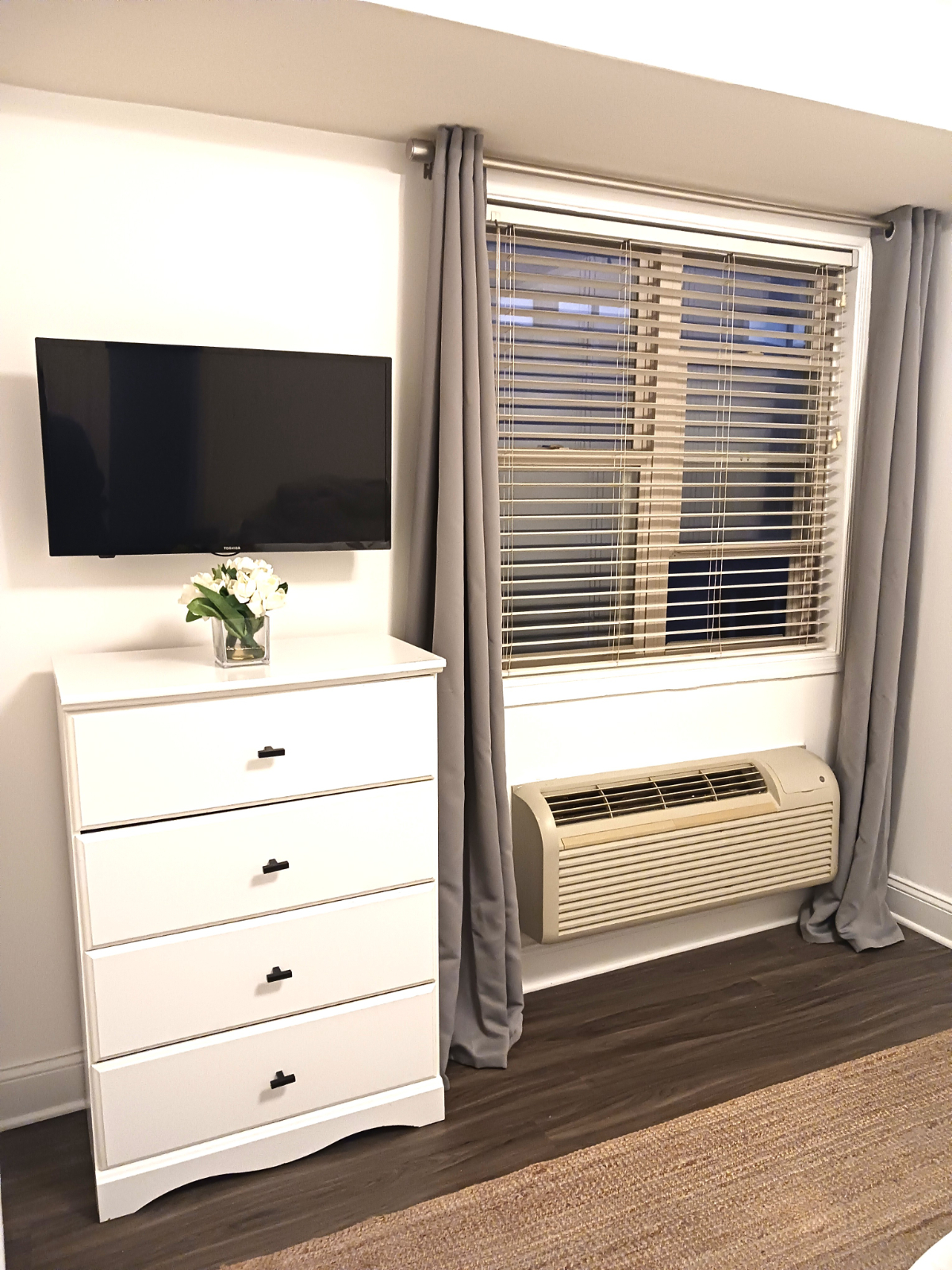 Beautiful Renovated Secure Condo, Close to multiple hospitals - Photo 6