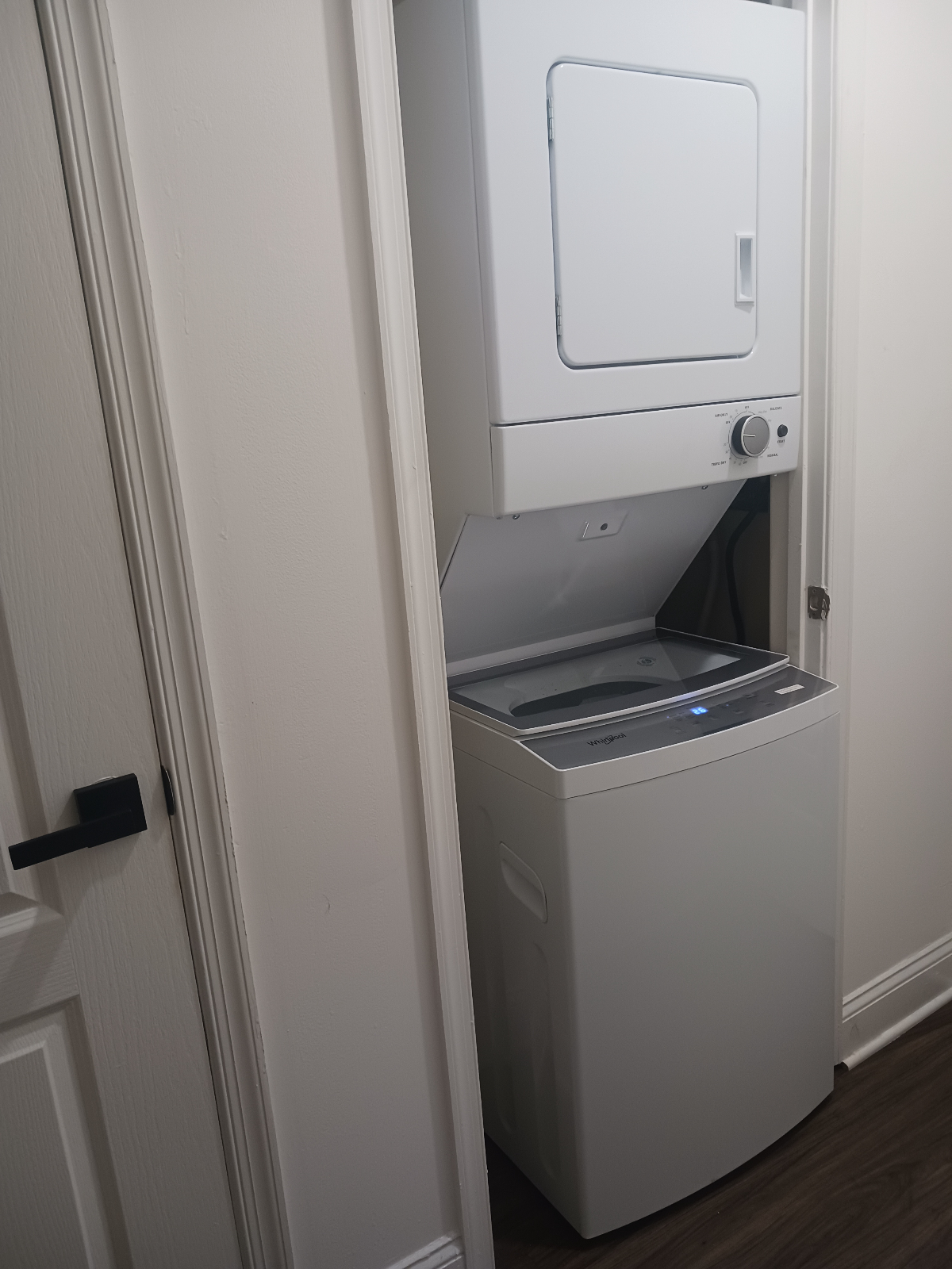 Beautiful Renovated Secure Condo, Close to multiple hospitals - Photo 10