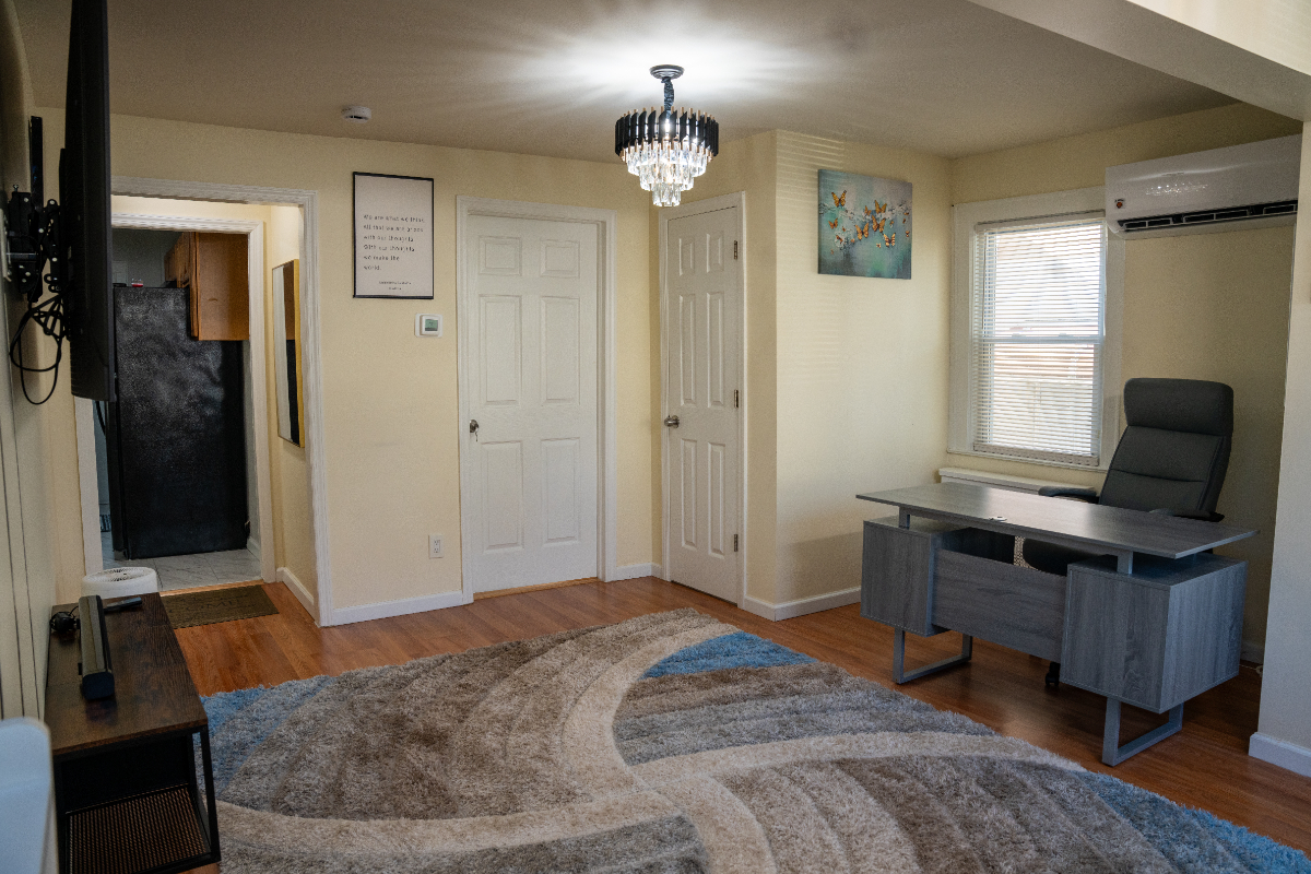 Relaxing 1BR Suite in Residential St Albans Queens NY, Central Air, Utilities Included - Photo 3