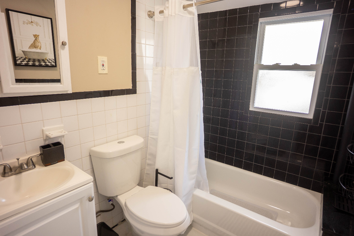 Relaxing 1BR Suite in Residential St Albans Queens NY, Central Air, Utilities Included - Photo 4