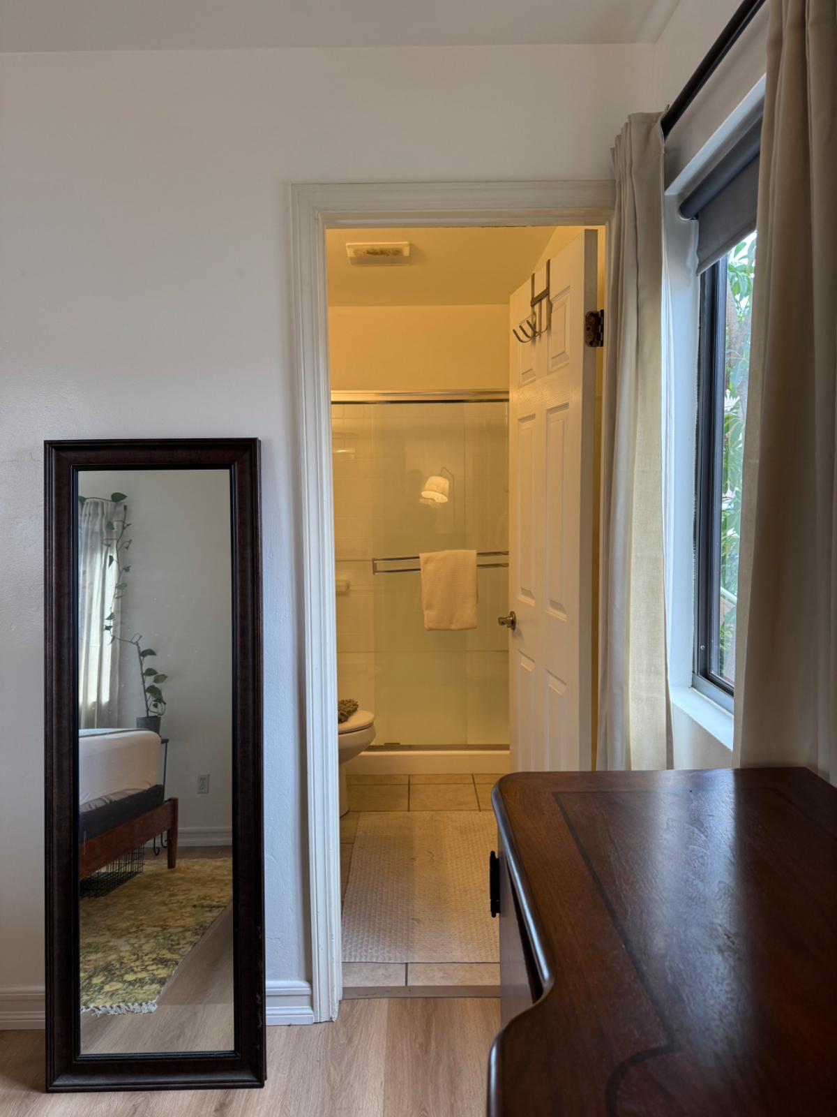 Cozy California 2BR Apartment with Free Parking Space - Photo 4
