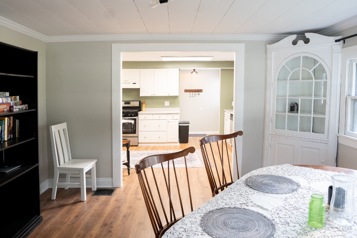 15 min. from everything, 4 bedroom House For Rent, Very Safe Neighborhood, Off Street Parking, Laund - Photo 2