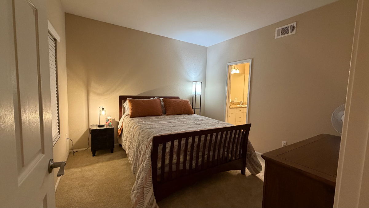 Private Room with En-Suite Bath in Gated Community w/ Resort-Style Amenities -- Near Shopping & Snapdragon Stadium - Photo 1