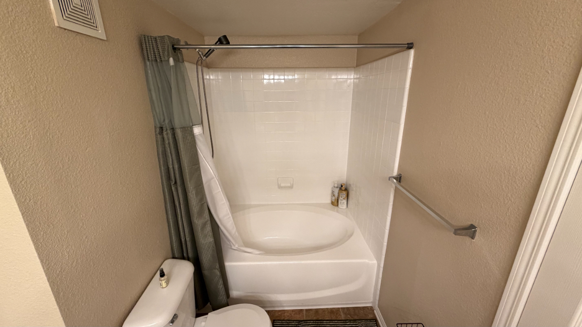Private Room with En-Suite Bath in Gated Community w/ Resort-Style Amenities -- Near Shopping & Snapdragon Stadium - Photo 4