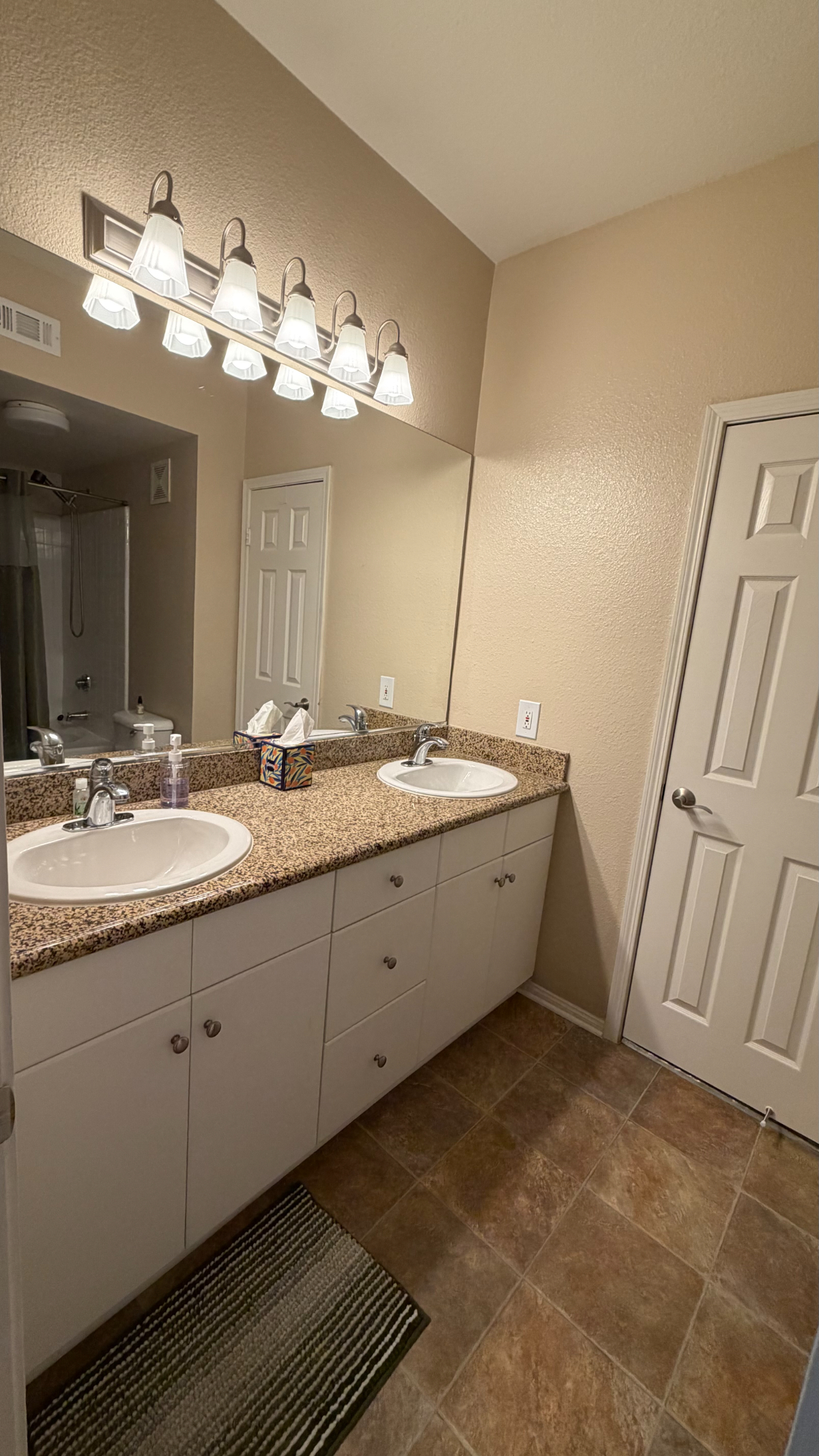 Private Room with En-Suite Bath in Gated Community w/ Resort-Style Amenities -- Near Shopping & Snapdragon Stadium - Photo 3