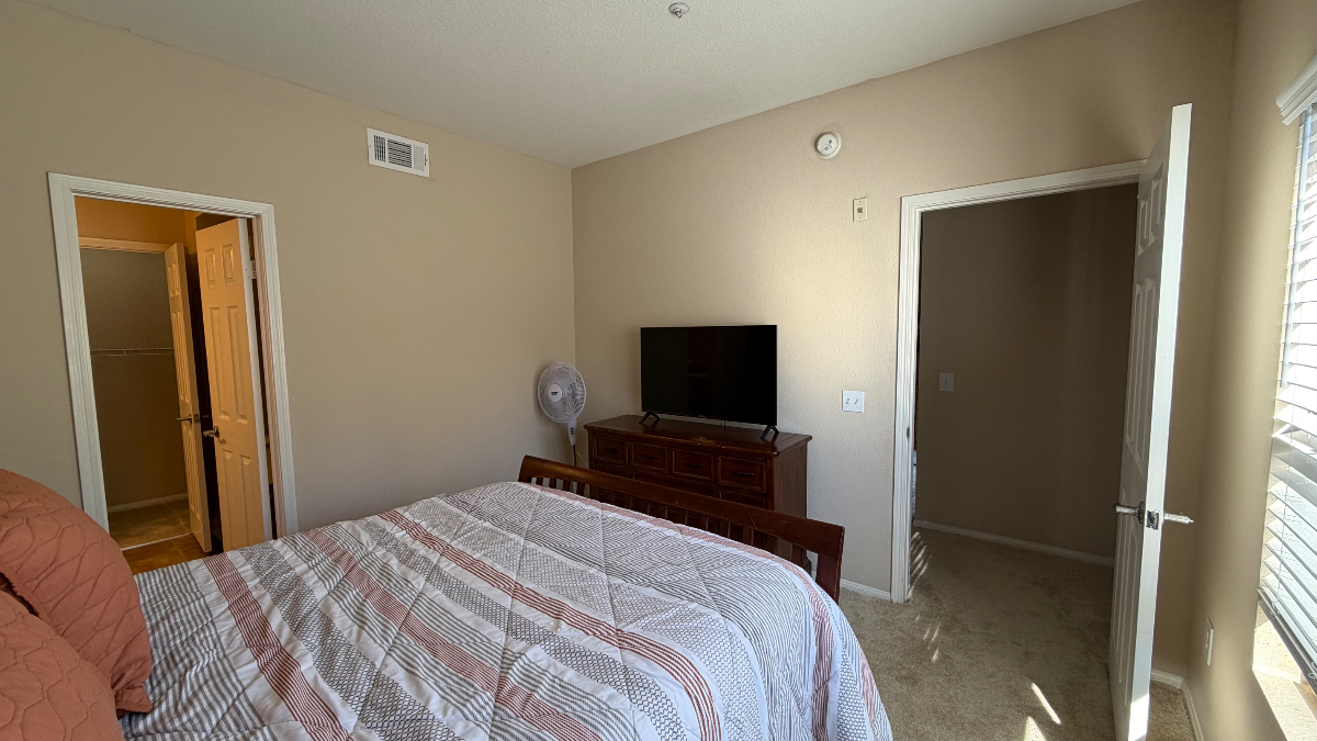 Private Room with En-Suite Bath in Gated Community w/ Resort-Style Amenities -- Near Shopping & Snapdragon Stadium - Photo 2