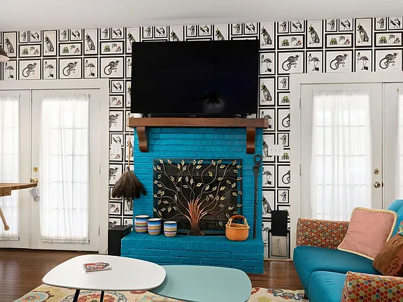 Charming 3-Bedroom Home with Fireplace, Screened Porch, and Huge Backyard - Photo 5