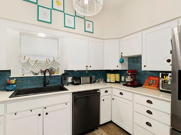 Charming 3-Bedroom Home with Fireplace, Screened Porch, and Huge Backyard - Photo 12